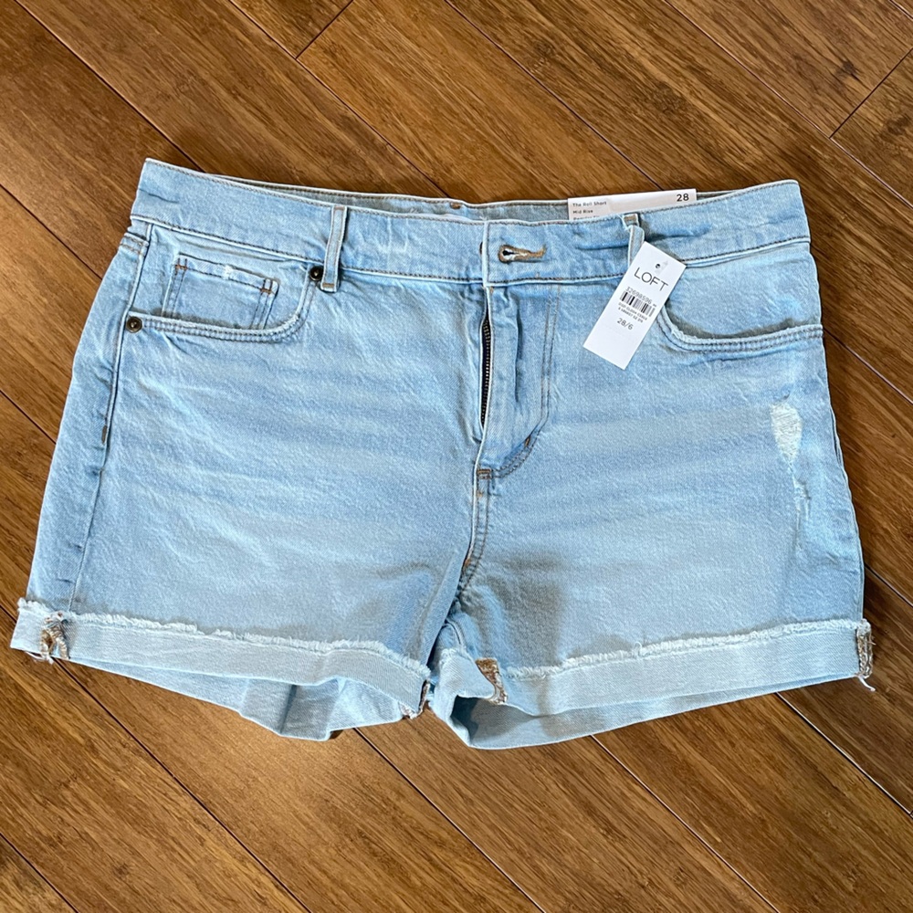 NWT Loft Mid Rise Denim Roll Shorts Light Wash Regular Fit Size 28/6
